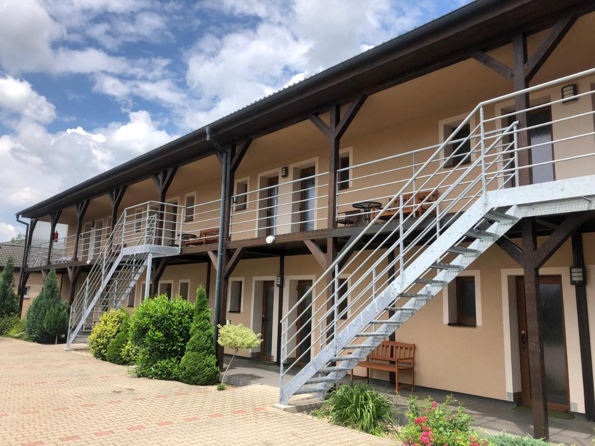 Motel R10 Mladá Boleslav Zewnętrze zdjęcie