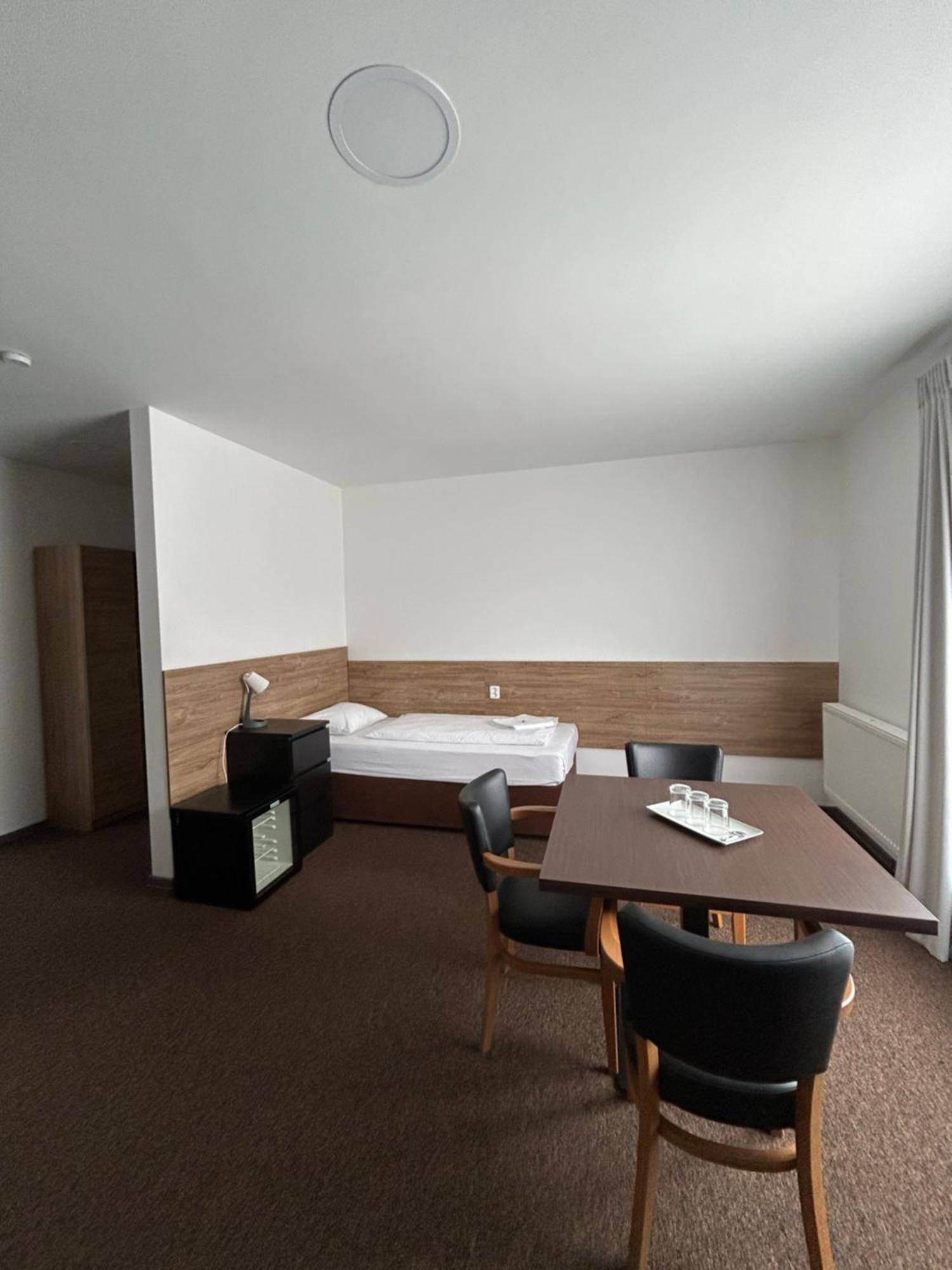 Motel R10 Mladá Boleslav Zewnętrze zdjęcie